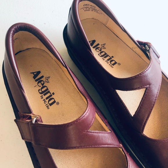 Alegria Women's Burgandy Mary Jane Shoes - Picture 2 of 9